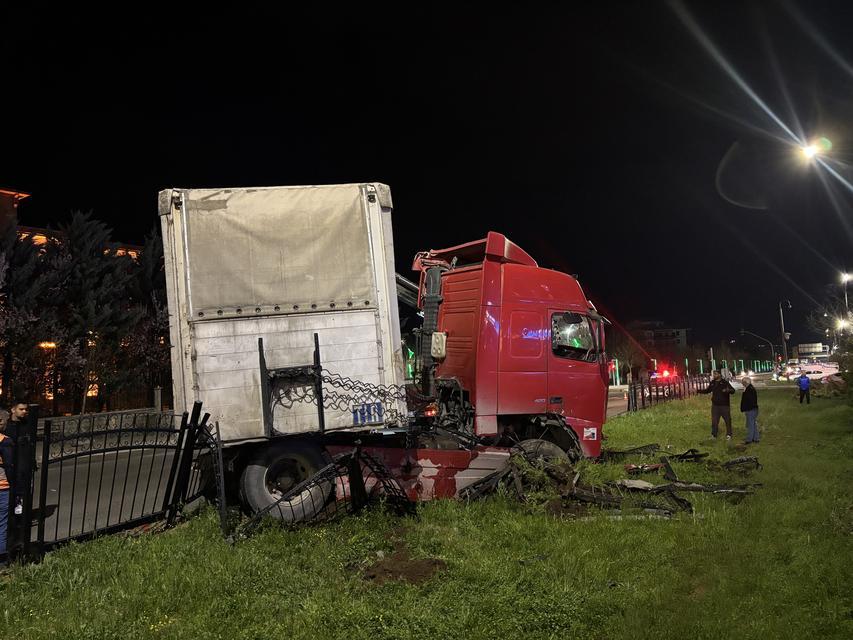 Tır refüje girdi: Facianın eşiğinden dönüldü