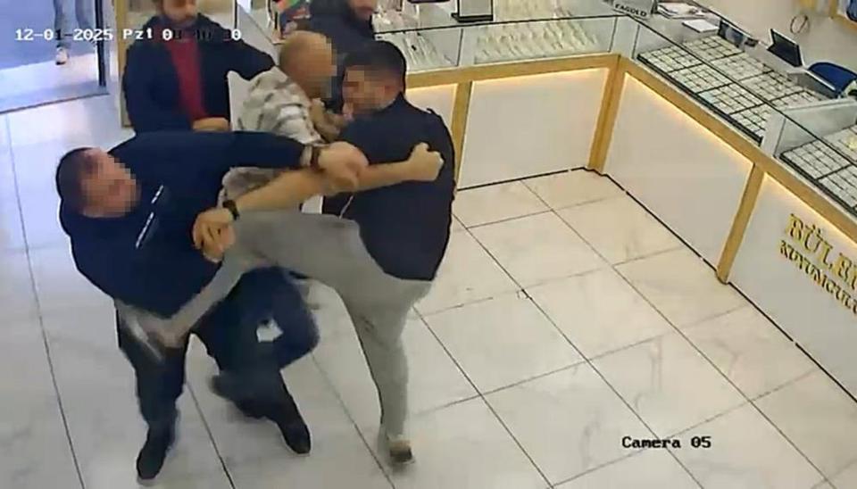 Kuyumcular müşteri için kavga etti