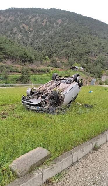 Lastiği patlayan otomobil takla attı: 5 yaralı