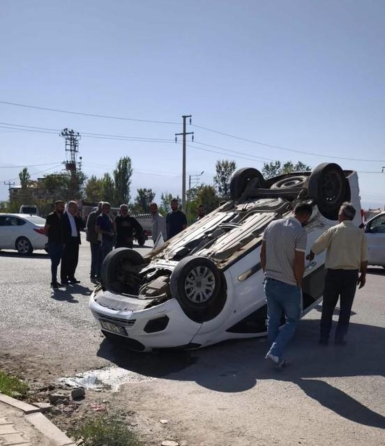 Kaza yapan araç ters döndü