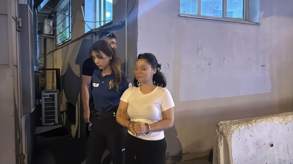BURSA'DA ALKOLLÜ YAKALANIP OLAY ÇIKARAN KADIN TUTUKLANDI TERS YOLA GİRİP GAZETECİ VE POLİSLERE HAKARET EDEN KADIN TUTUKLANARAK CEZAEVİNE GÖNDERİLDİ