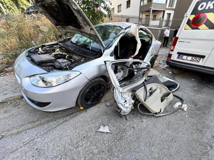 Otomobil ile servis minibüsü kafa kafaya çarpıştı: 12 yaralı