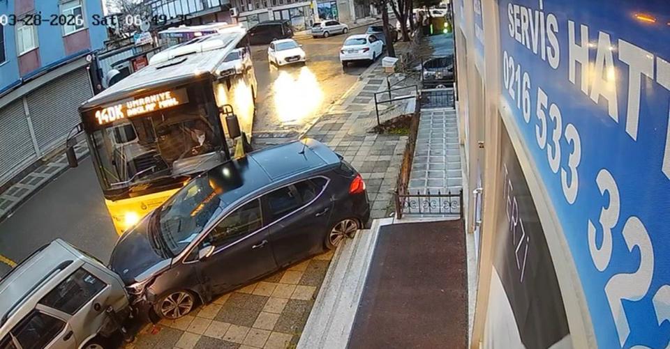 İETT otobüsü park halindeki araçlara çarptı