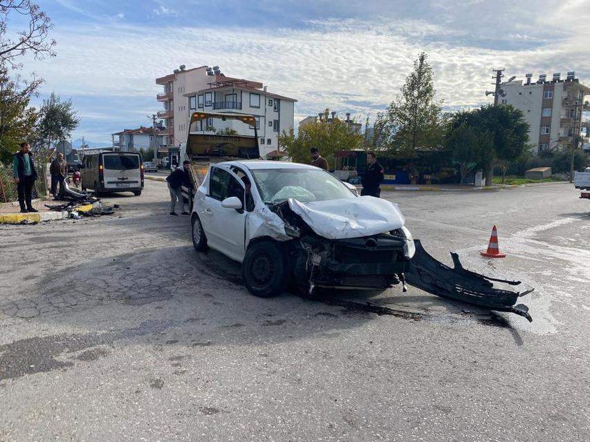 Hafif ticari araç ile otomobil kavşakta çarpıştı: 4 yaralı