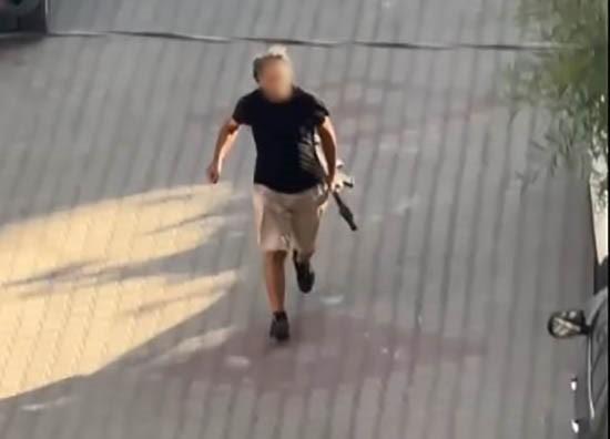 Kapısına pompalı tüfekle dayandı, sokakta terör estirdi