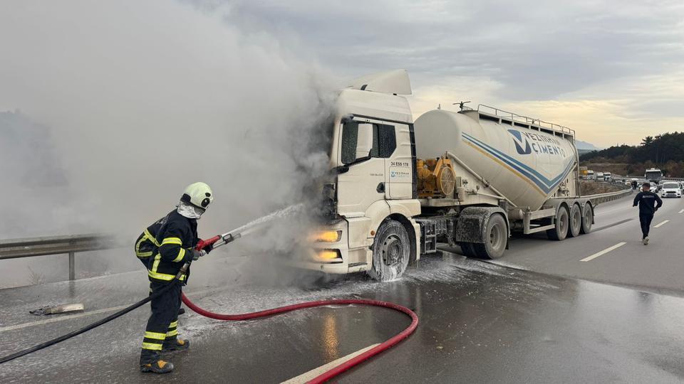 Seyir halindeki beton mikseri bir anda alev aldı