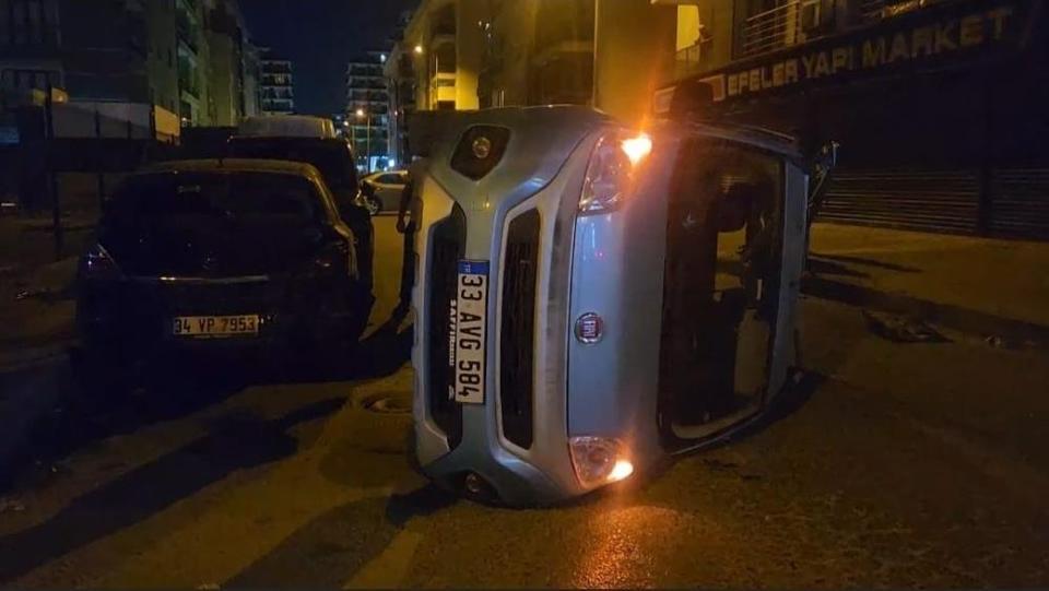 Otomobil ile çarpışan hafif ticari araç yan yattı