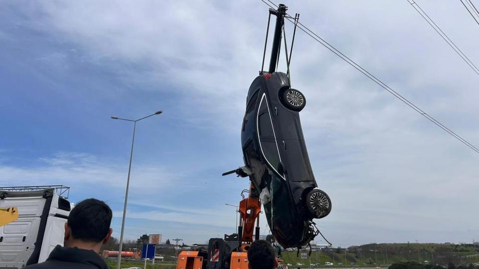 Ünlü saç ekimi uzmanı otomobiliyle bariyerlere çarpıp çayırlık alana uçtu