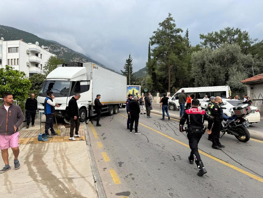 Freni patlayan kamyon, öğrenci servisine çarptı