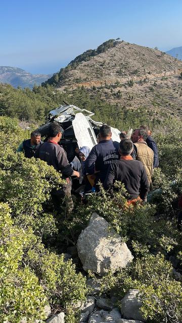 MERSİN'DE İŞÇİ SERVİSİ UÇURUMA YUVARLANDI: 3 ÖLÜ 11 YARALI