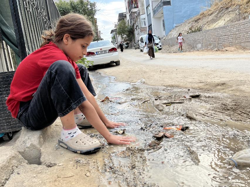 Kuraklık yaşayan İzmir'de, boşa akan sular evlere hasar verdi