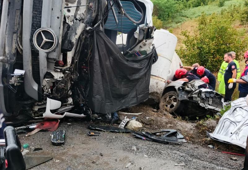 Beton mikseri otomobilin üzerine devrildi: 1 ölü, 1 yaralı