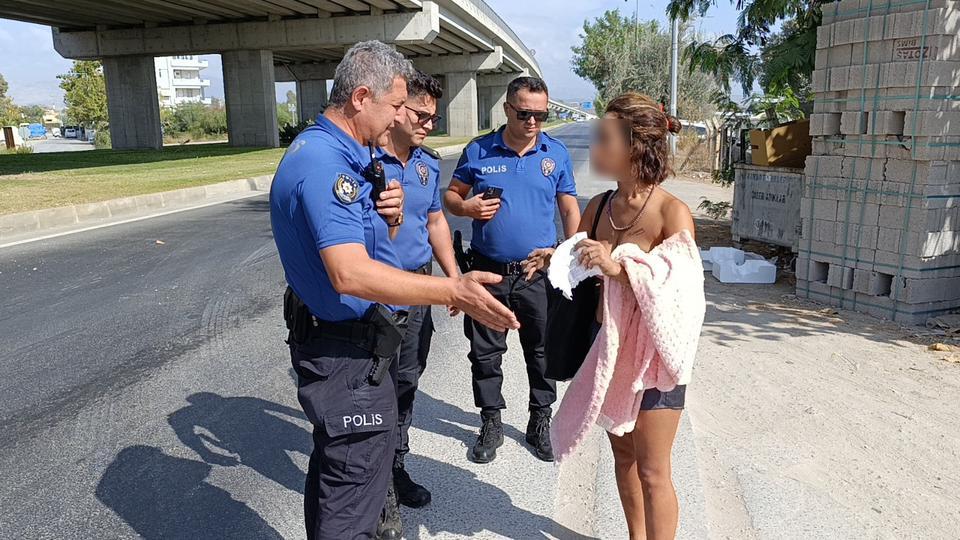 POLİS EKİPLERİNİN TRAFİKTEKİ BİKİNİLİ GENÇ KADINLA İMTİHANI ÜZERİNE TİŞÖRT GİYMESİ SÖYLENİNCE ÇILGINA DÖNDÜ, 'NİYE GİYECEKMİŞİM, TURİSTİM BEN' DİYE TEPKİ GÖSTERDİ MERSİN'DEKİ OĞLUNUN YANINA GİTMEK İSTEDİĞİNİ ANCAK UÇAK, OTOBÜS VE TAKSİLERİN KENDİSİNİ ALMADIĞINI İLERİ SÜREN GENÇ KADIN, POLİS EKİPLERİNE ZOR ANLAR YAŞATTI GENÇ KADIN, POLİS OTOSUYLA OTOGARA GÖTÜRÜLEREK OTOBÜSE BİNDİRİLDİ