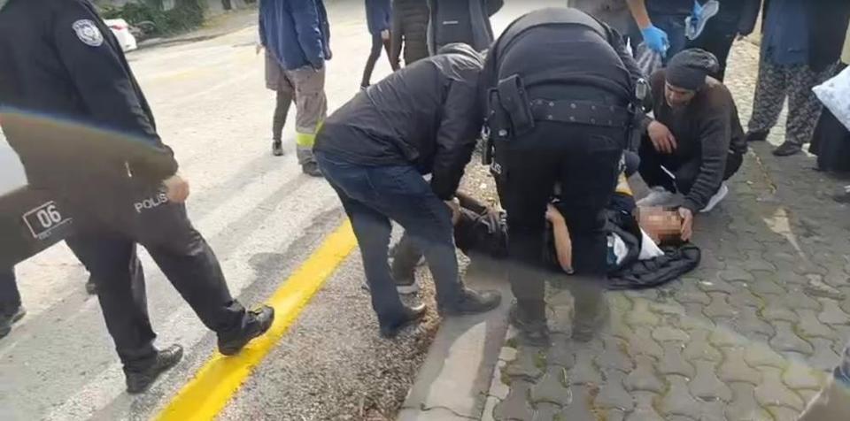 Motosiklet sürücüsü köpeğe çarpmamak isterken kaza yaptı