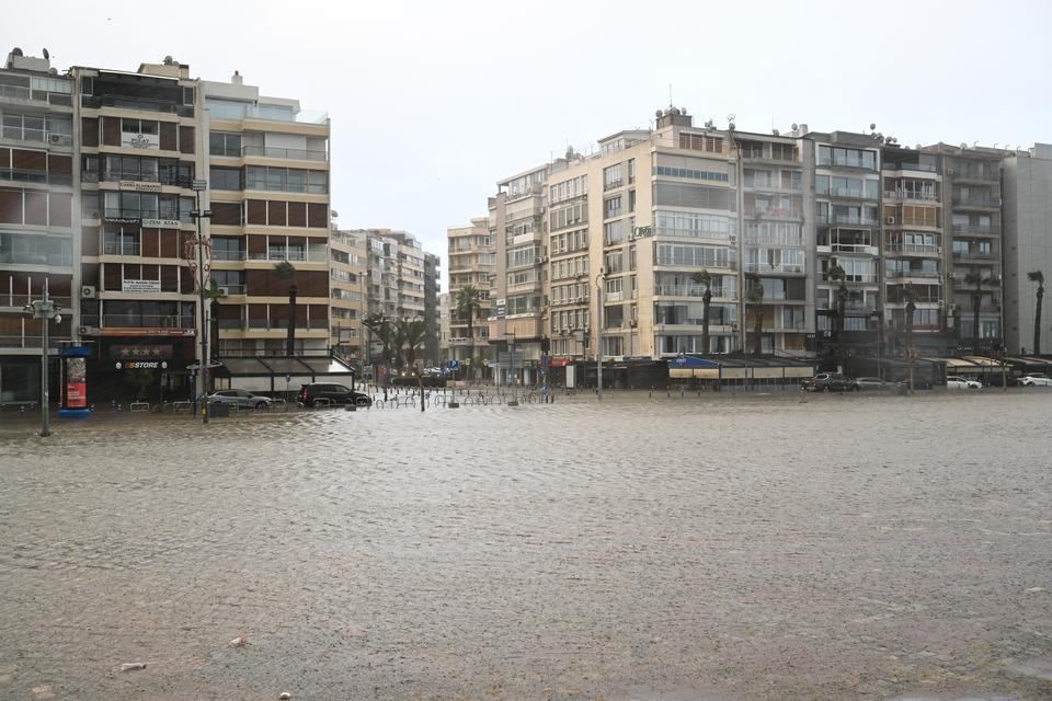 İzmir'de deniz taştı, sokaklar su altında kaldı
