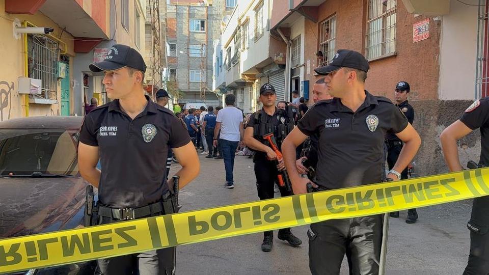 Boşanma aşamasındaki eşini öldürüp intihar etti