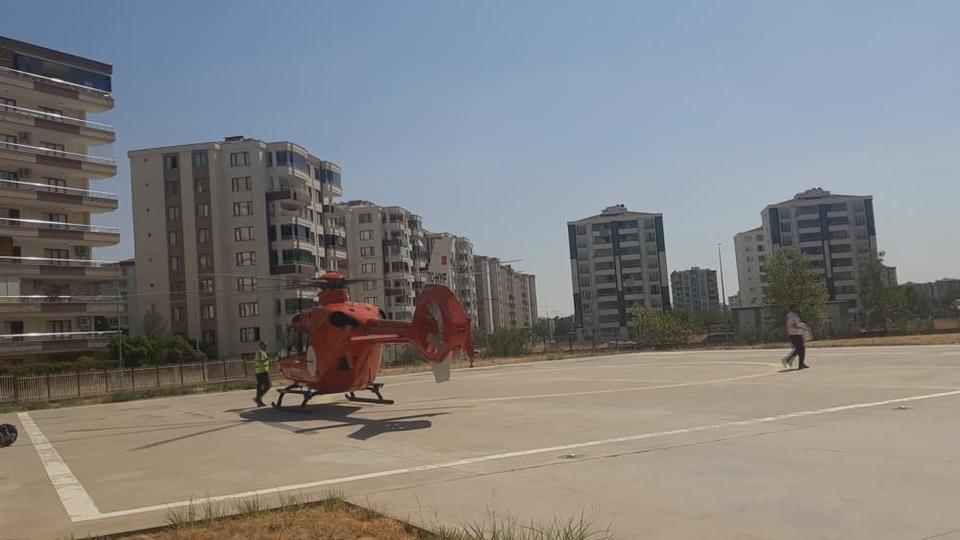 Havuza düşen yaşlı adam ambulans helikopterle hastaneye sevk edildi