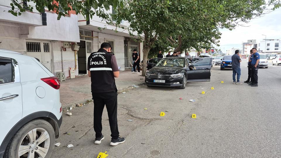 Park halindeki otomobil kurşunlandı