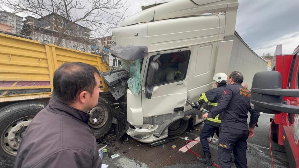 Park halindeki tıra başka bir tır çarptı: 1'i ağır 4 yaralı