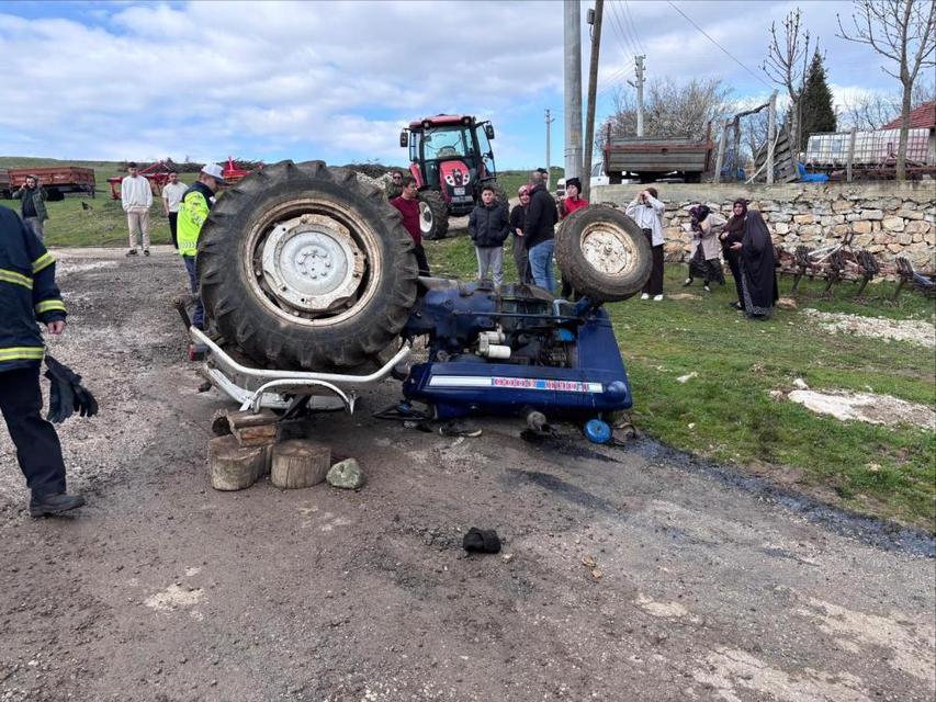 Traktör devrildi: 1 ölü