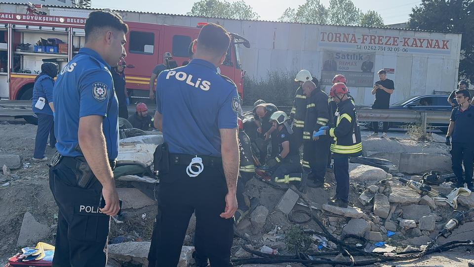 Tırın dorsesi devrildi, korkunç kazada 5 kişi öldü