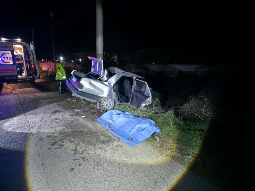 Otomobil elektrik direğine çarptı: 1 ölü, 2 yaralı