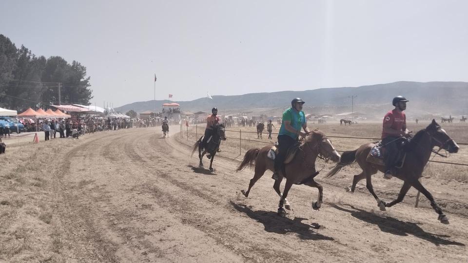 RAHVAN ATLAR BAKLAN OVASI'NDA TOZU DUMANA KATTI