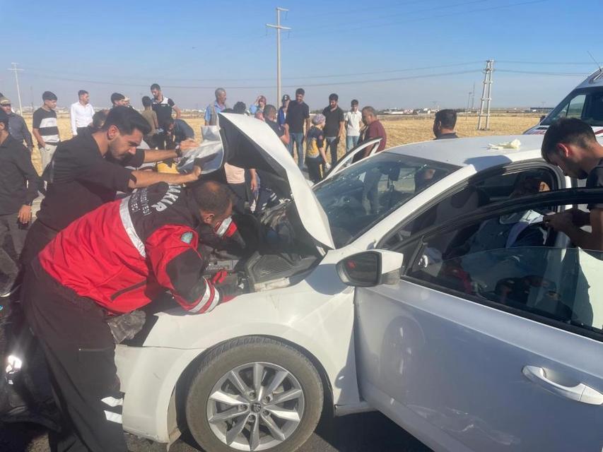 Otomobiller çarpıştı: 8 yaralı