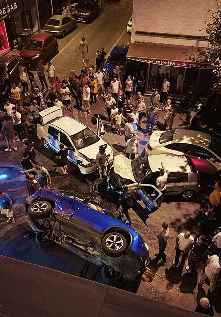 Zincirleme kaza: Araçlar birbirine girdi, ortalık savaş alanına döndü