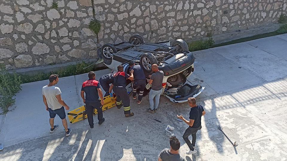 Kontrolden çıkan otomobil dere yatağına uçtu