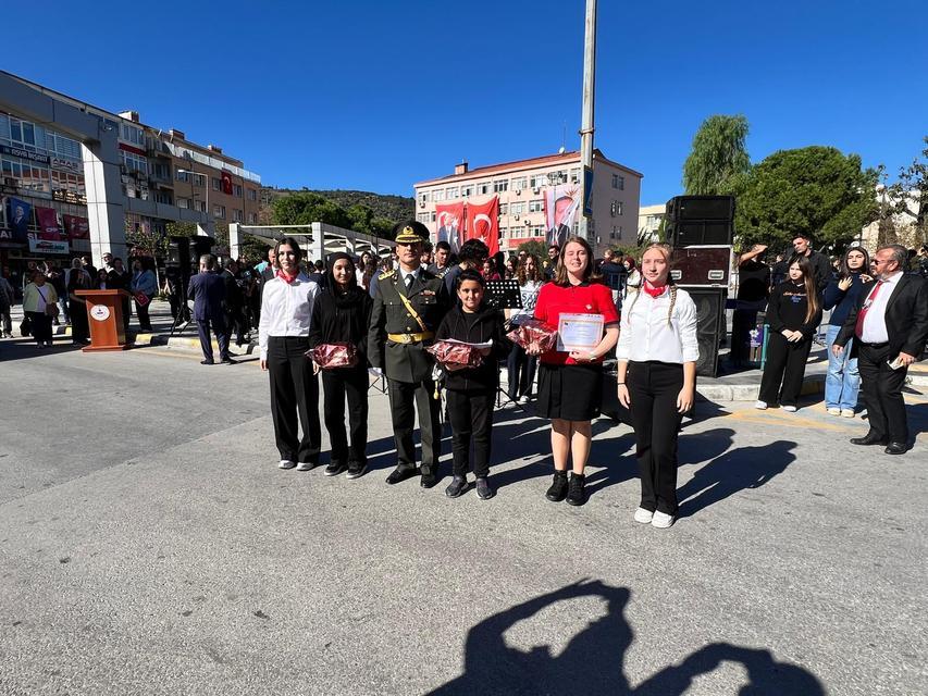 Yarışamalrda  dereceye  giren  öğrencilerin ömdülleri  verildi