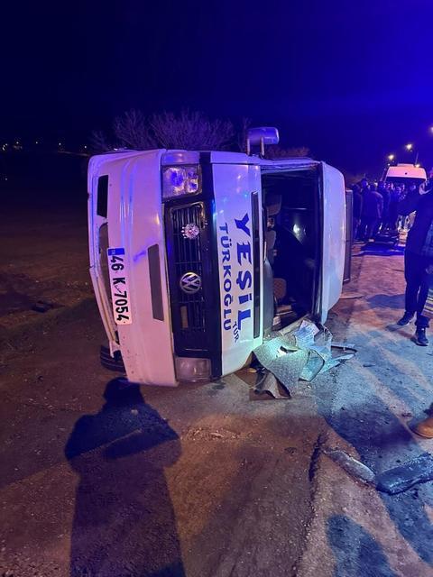 Minibüs devrildi: 10 yaralı