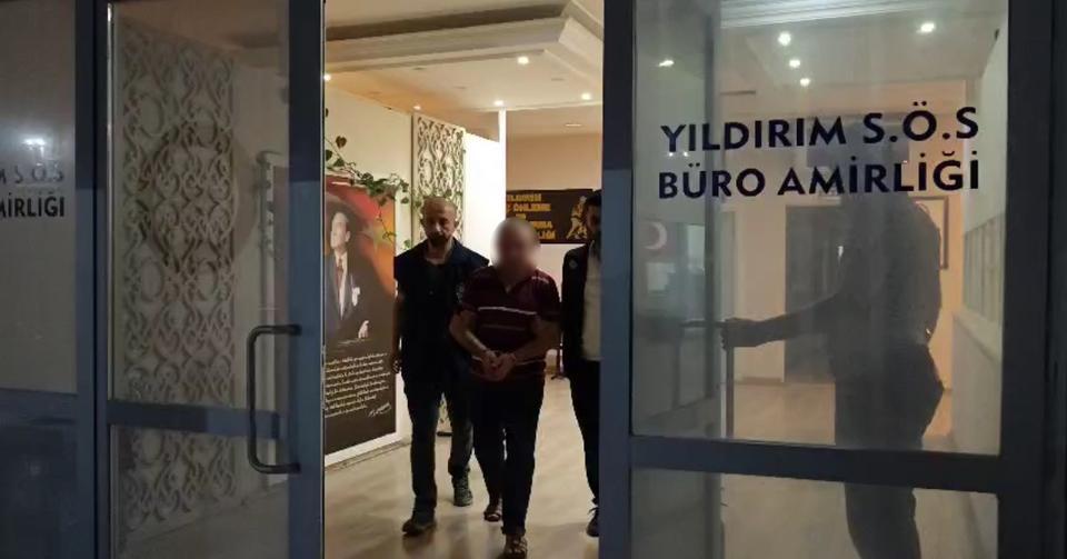 PAZARCI ŞÜPHELİYE OPERASYON: ARACINDAN VE EVİNDEN 121 LİTRE SAHTE İÇKİ ÇIKTI SAHTE İÇKİLERİ SU ŞİŞESİNE DOLDURMUŞ OPERASYON ANI KAMERADA