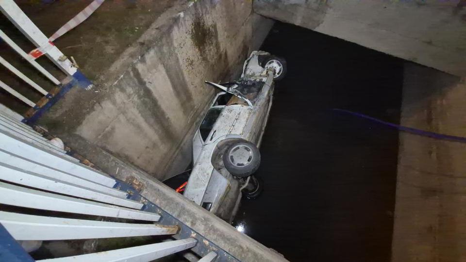 Kontrolden çıkan otomobil sulama kanalına uçtu