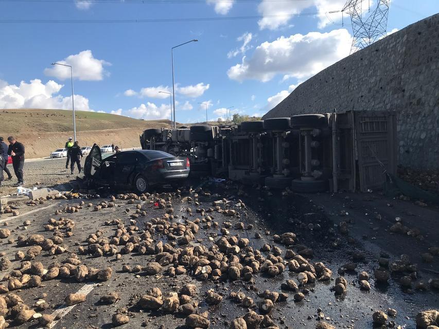 AĞRI'DA TIR VE OTOMOBİLİN ÇARPIŞTI FECİ KAZADA 4 KİŞİ ÖLDÜ