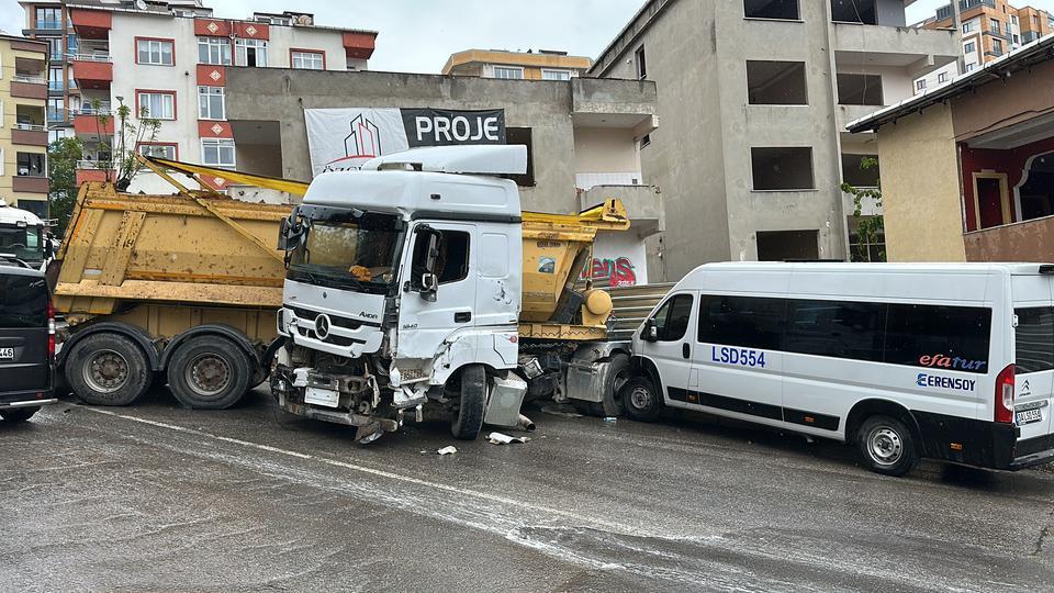 Kontrolden çıkan hafriyat kamyonu dehşet saçtı