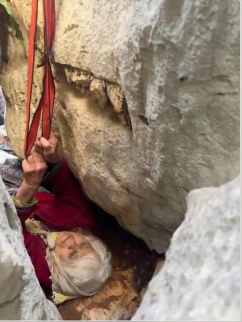 Yaşlı kadın kayalıklarda sıkıştı: Jandarma dronuyla kurtarıldı