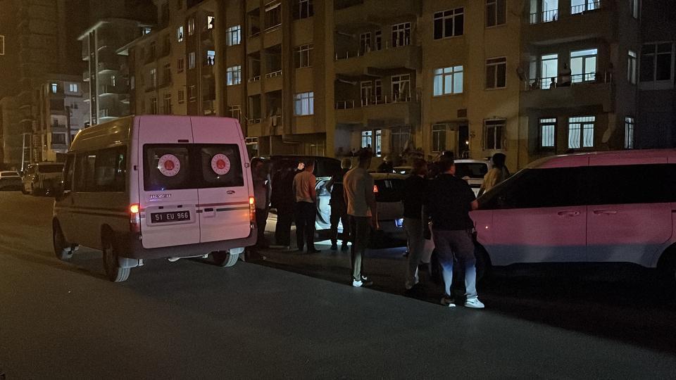 YOL KENARINDAKİ OTOMOBİLDE BİR KADIN ÖLÜ, BİR KİŞİ AĞIR YARALI HALDE BULUNDU