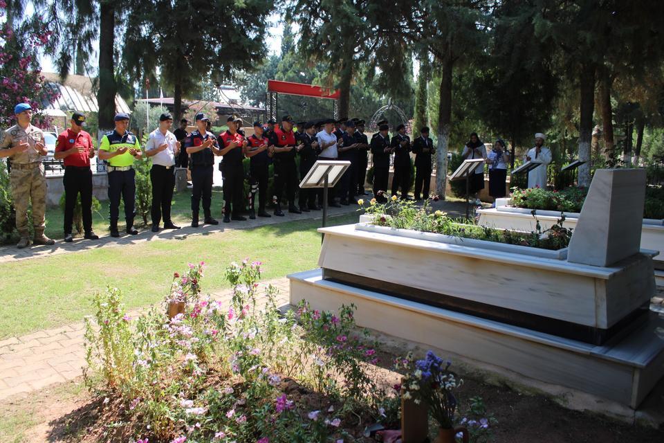 JANDARMA, ŞEHİTLERİ MEZARI BAŞINDA ANDI ŞEHİT AİLELERİ DUYGU DOLU ANLAR YAŞADI