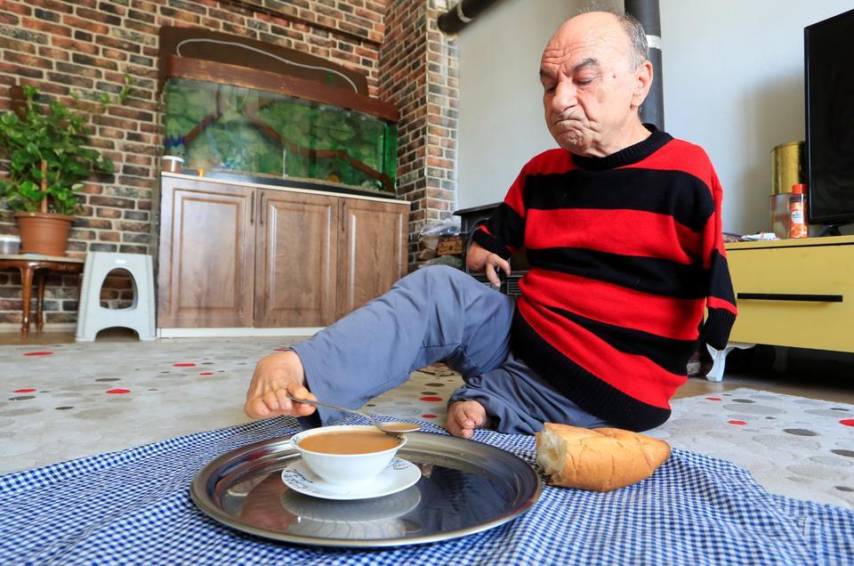 Ayaklarıyla tıraş oluyor, yemek yiyor, para üstü veriyor