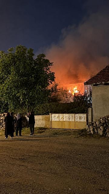 Korkutan ev yangını: Mahalleli sokağa döküldü