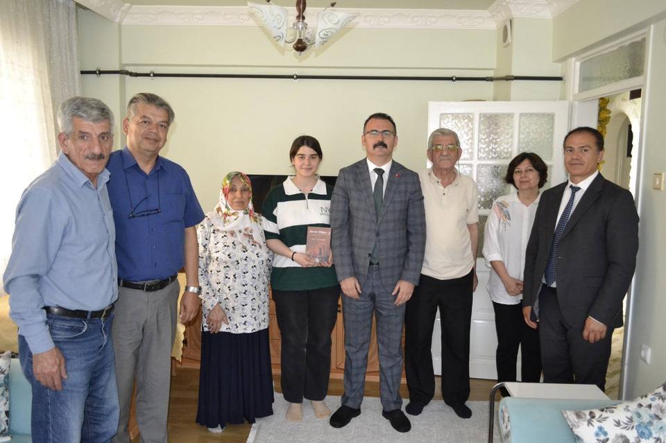 Kaymakam öğrencilerin evine misafir oldu, sınav öncesi moral verdi