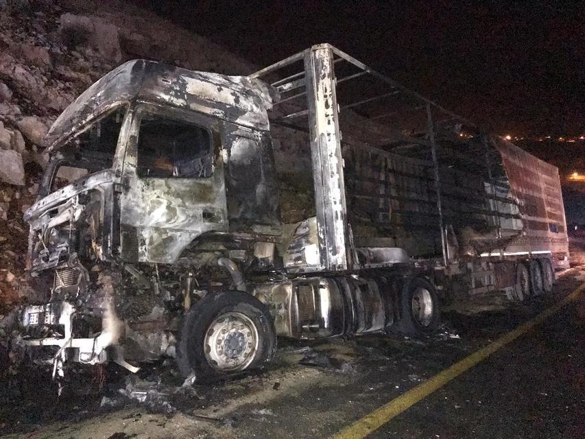 Alevlere teslim olan tır, geceyi aydınlattı