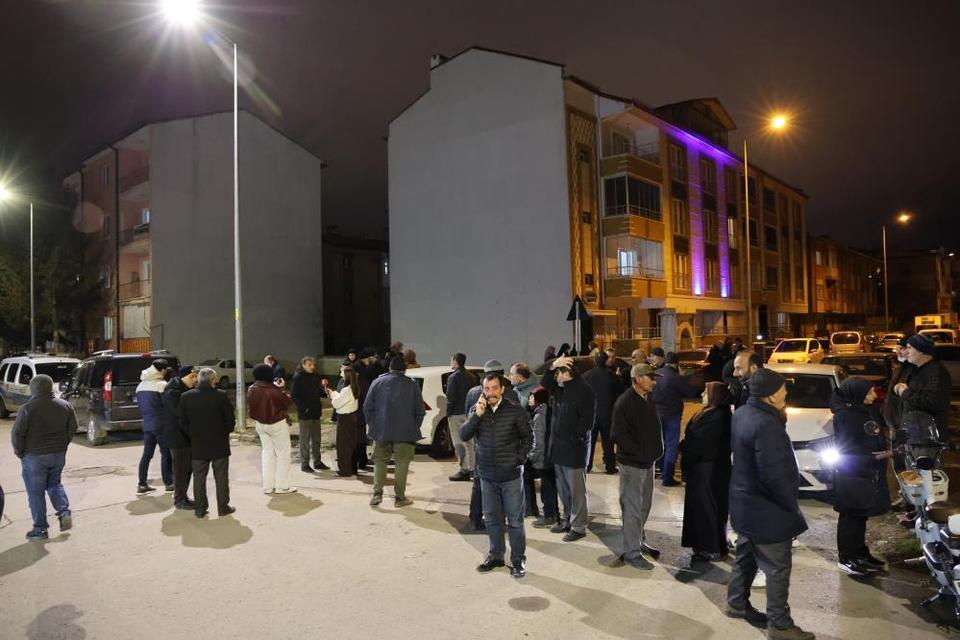 Mekke uçağını bekleyen umreciler, soluğu karakolda aldı