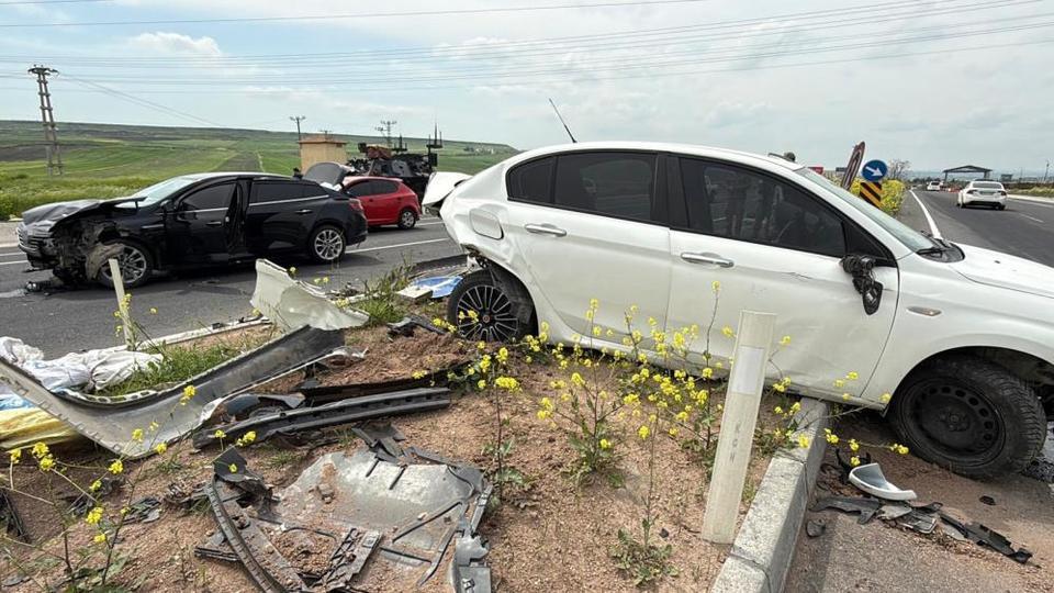 İki otomobil çarpıştı: 3’ü çocuk 5 yaralı
