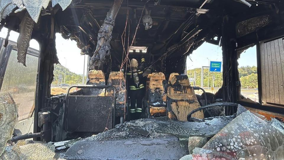 Seyir halindeki midibüs alev alev yandı