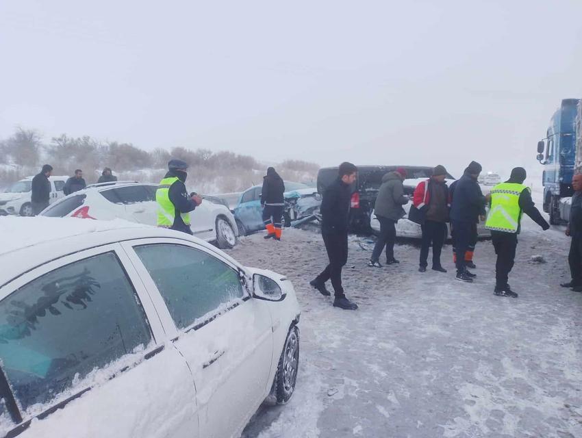 KIRŞEHİR'DE KAR YAĞIŞI KAZALARA NEDEN OLDU KAYAN ARAÇLARIN KARIŞTIĞI KAZADA 5 KİŞİ YARALANDI