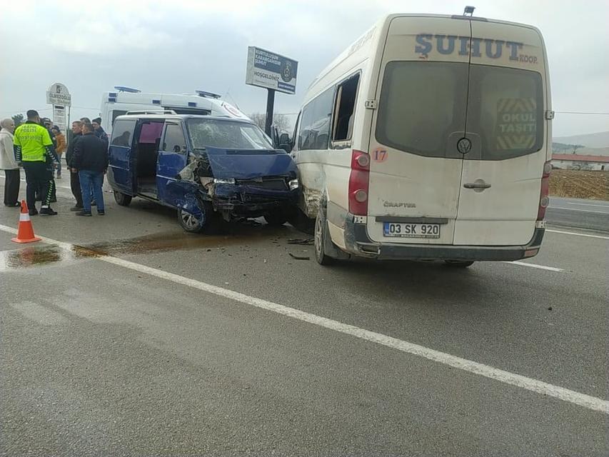 Minibüsler çarpıştı: 7 kişi yaralandı