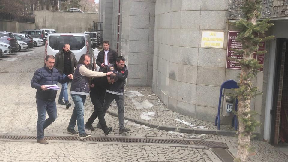 EŞİNİ VE KIZINI BIÇAKLAYARAK ÖLDÜREN ÖĞRETMEN BABA ADLİYEYE SEVK EDİLDİ