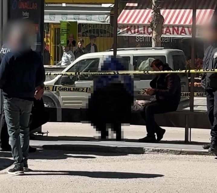 Yaşlı adam durakta ölü bulundu